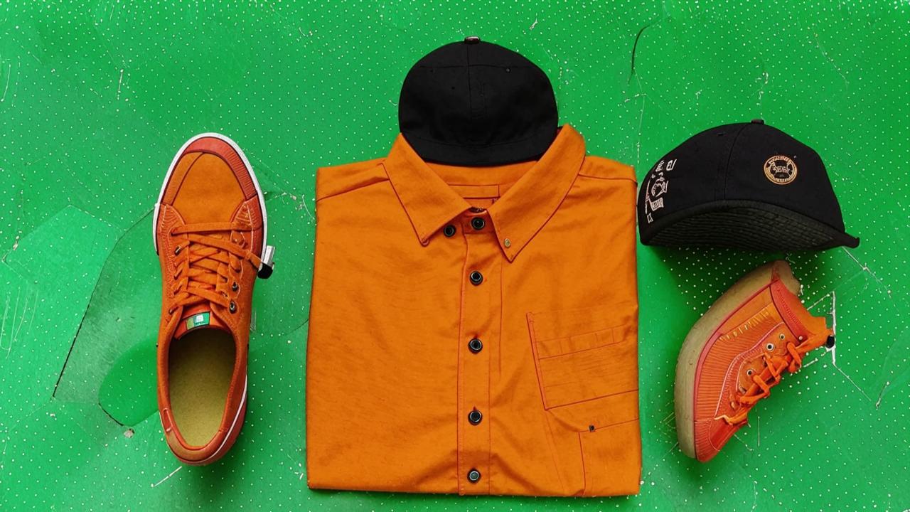 On the photo: sneakers, T-shirt, cap - Vans