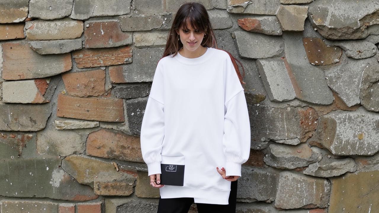 Sophia Rowe and an oversized T-shirt with heels