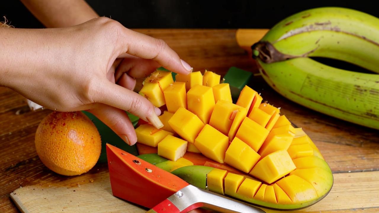 How to properly peel mangoes at home